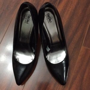 Mossimo ladies shoes 👠! Size 6! Needs a new home!